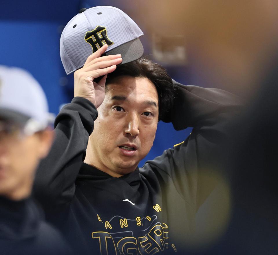 　６回、投手交代を告げ、ベンチへ戻る藤川監督（撮影・田中太一）