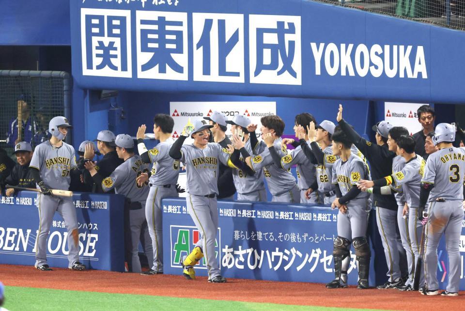 　勝ち越し２ランを放ちナインに迎えられる森下