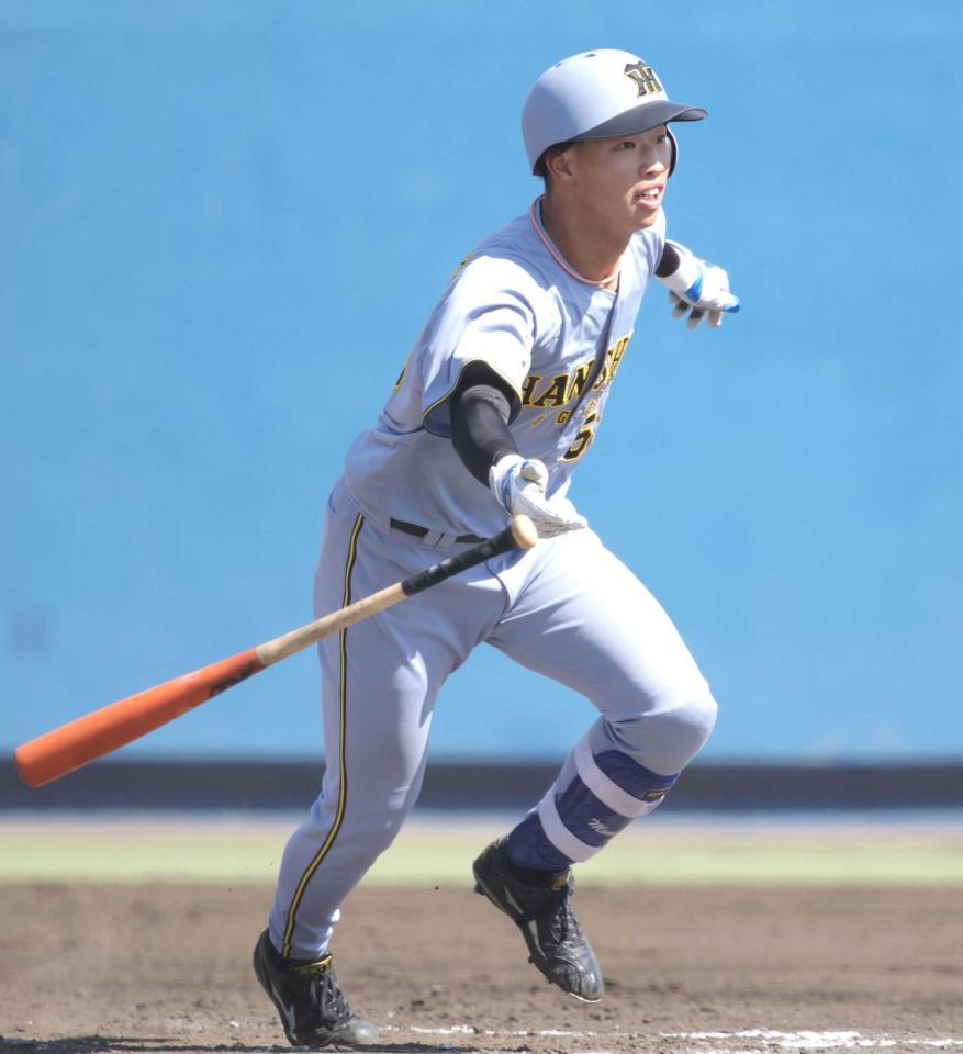 　５回、先制打を放つ百崎