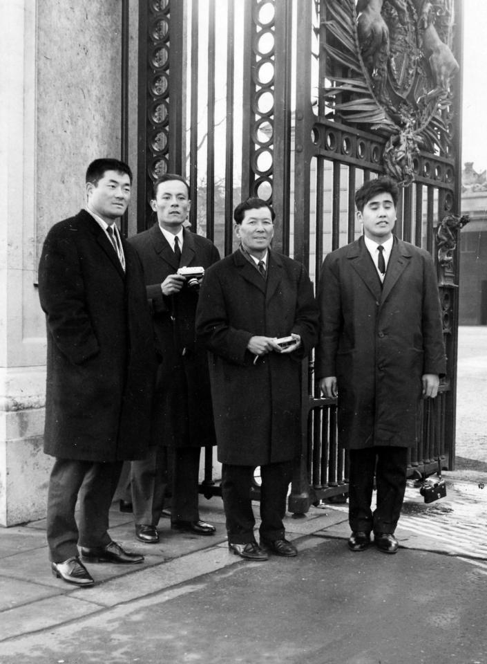 　欧州招待旅行で英バッキンガム宮殿の前で記念撮影。（右から）村山実、水原茂、小山正明、張本勲