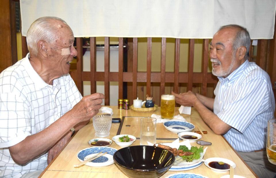 　安仁屋氏（右）と対談する小山氏＝１８年６月