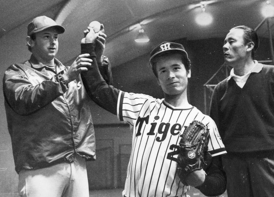 　ルーキー・中田をコールマン臨時コーチと指導する小山氏（右）＝８１年１１月