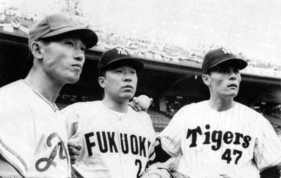 　オールスターで（左から）中日・権藤、西鉄・稲尾と＝６２年