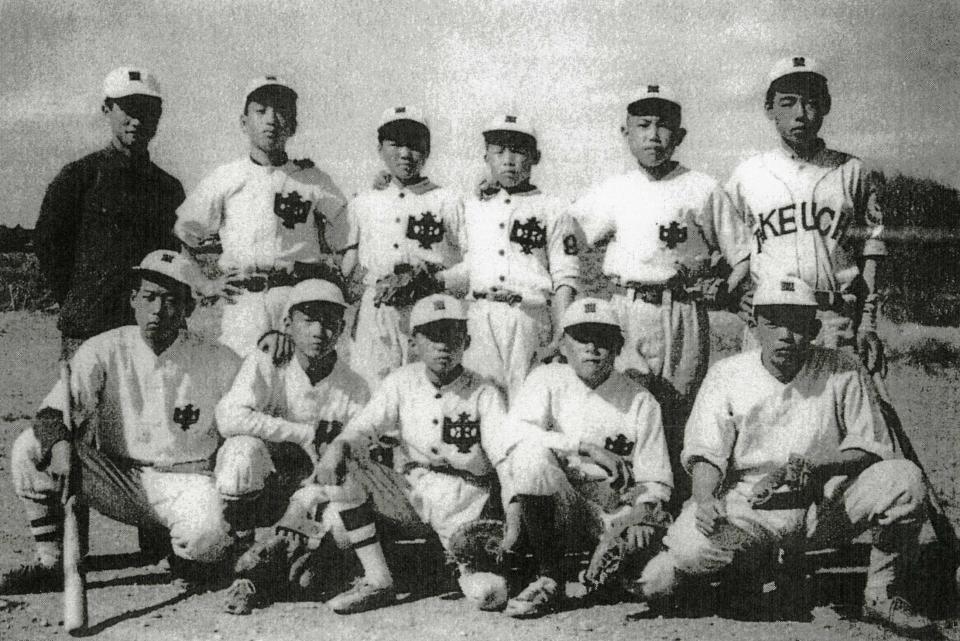 　二見中学時代（前列右から二人目）の小山氏＝提供写真