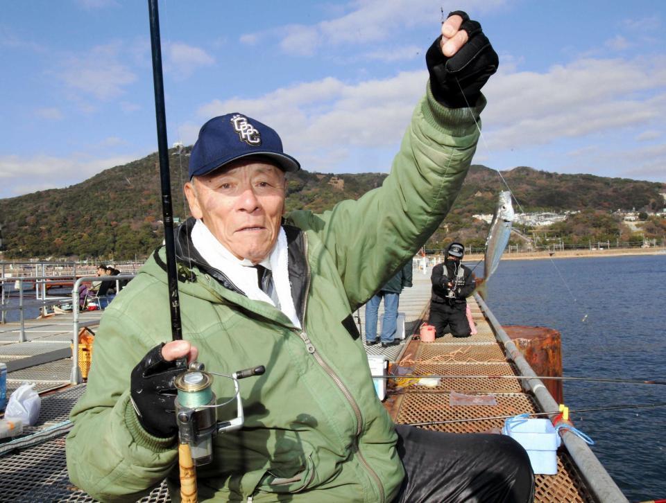 　デイリースポーツの企画で釣り名人として指南する小山正明氏＝２０１３年１２月