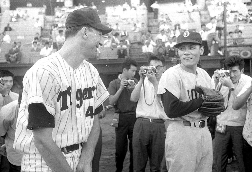 　オールスター第２戦で阪神・バッキー（左）と談笑する小山氏＝６４年７月