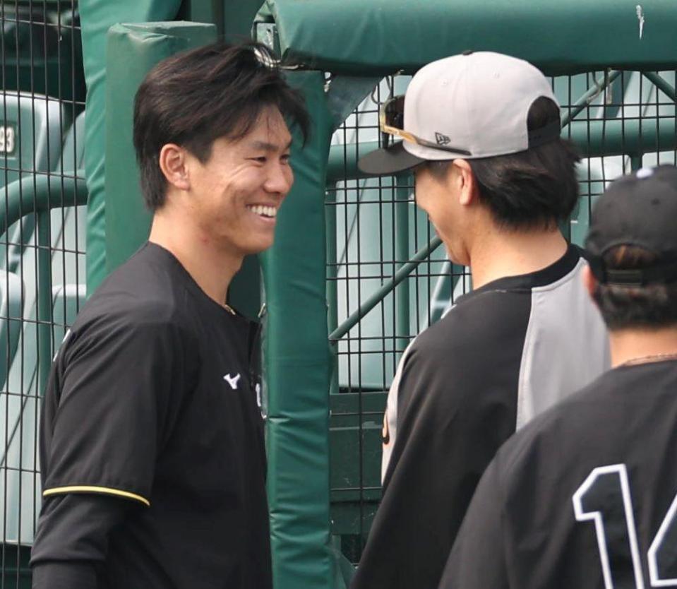 　大勢（右）との再会を喜ぶ湯浅（撮影・中田匡峻）