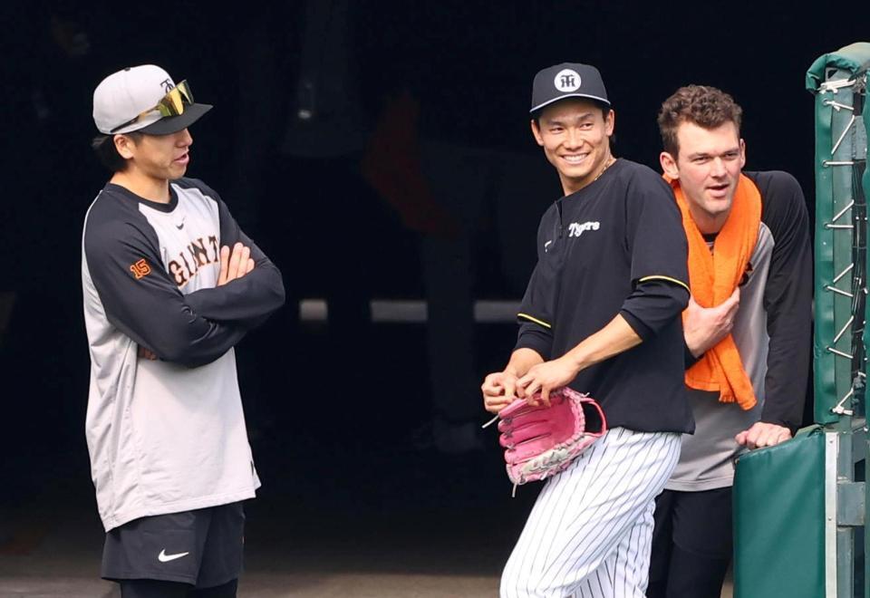 　大勢（左）と談笑する湯浅（撮影・山口登）