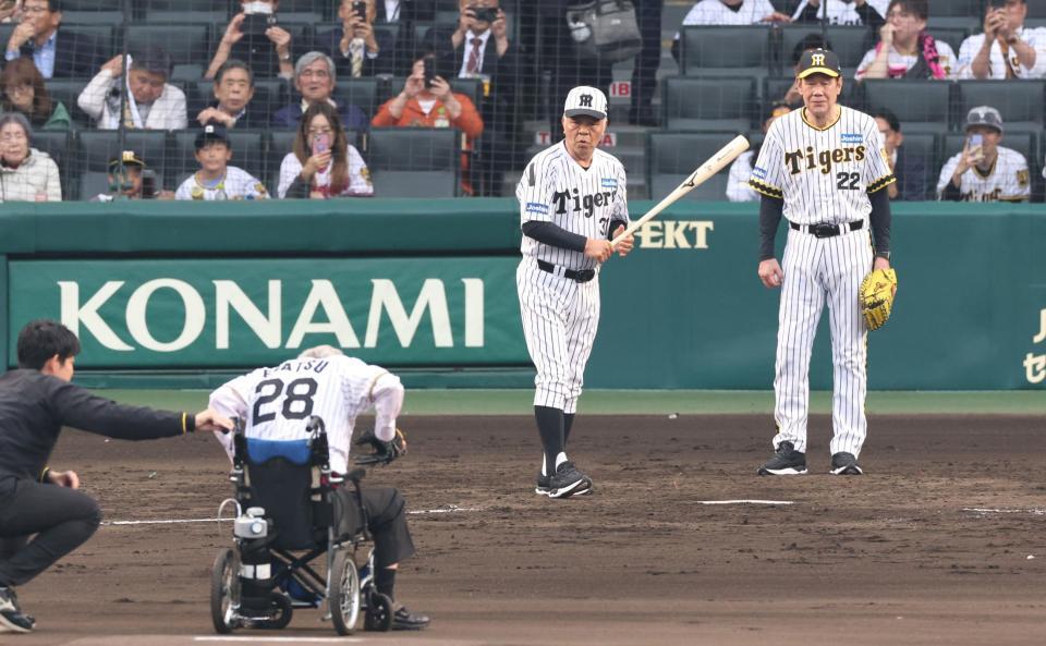 　マウンドで車椅子から立とうとする江夏豊氏（２８）に驚きを隠せない掛布雅之ＯＢ会長と田淵幸一氏（右）＝（撮影・中田匡峻