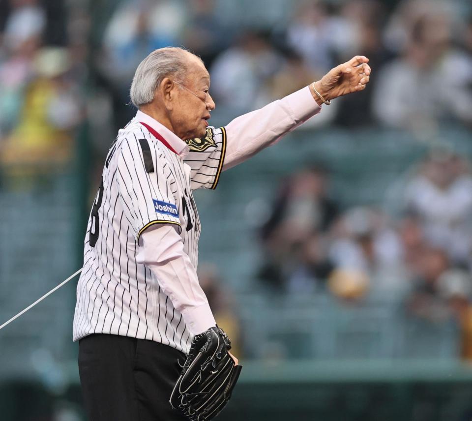 ファーストピッチセレモニーを行う江夏豊氏＝甲子園（撮影・田中太一）