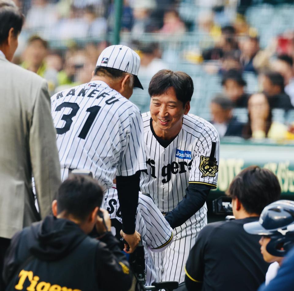 　江夏豊氏と握手を交わす藤川監督