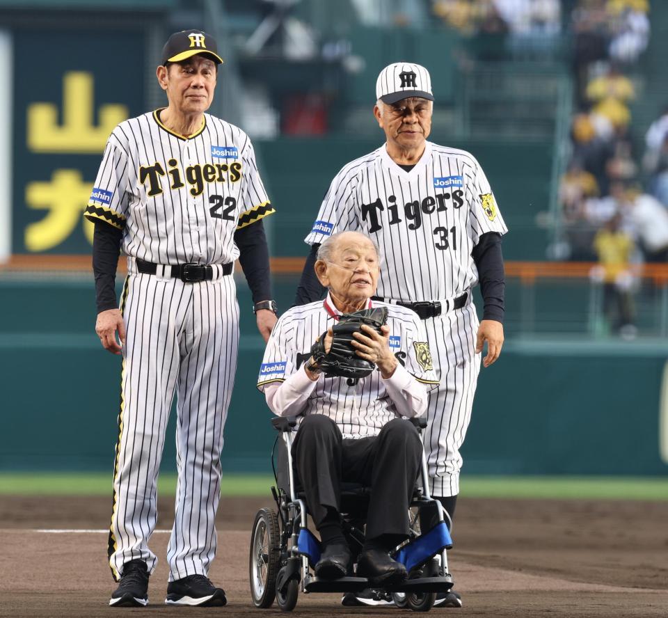 　ファーストピッチセレモニーを終え写真に納まる（左から）田淵幸一氏、江夏豊氏、掛布雅之氏