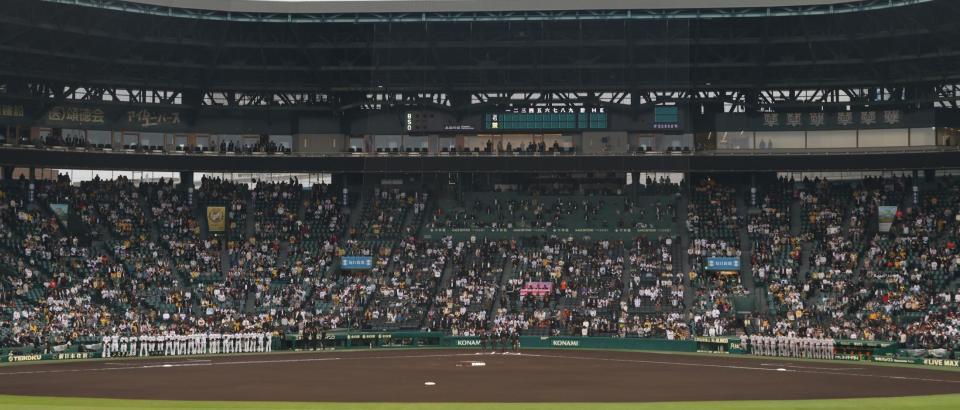 　亡くなった小山正明さんへ、黙とうを捧げる阪神、巨人の両軍ナイン（撮影・中田匡峻）