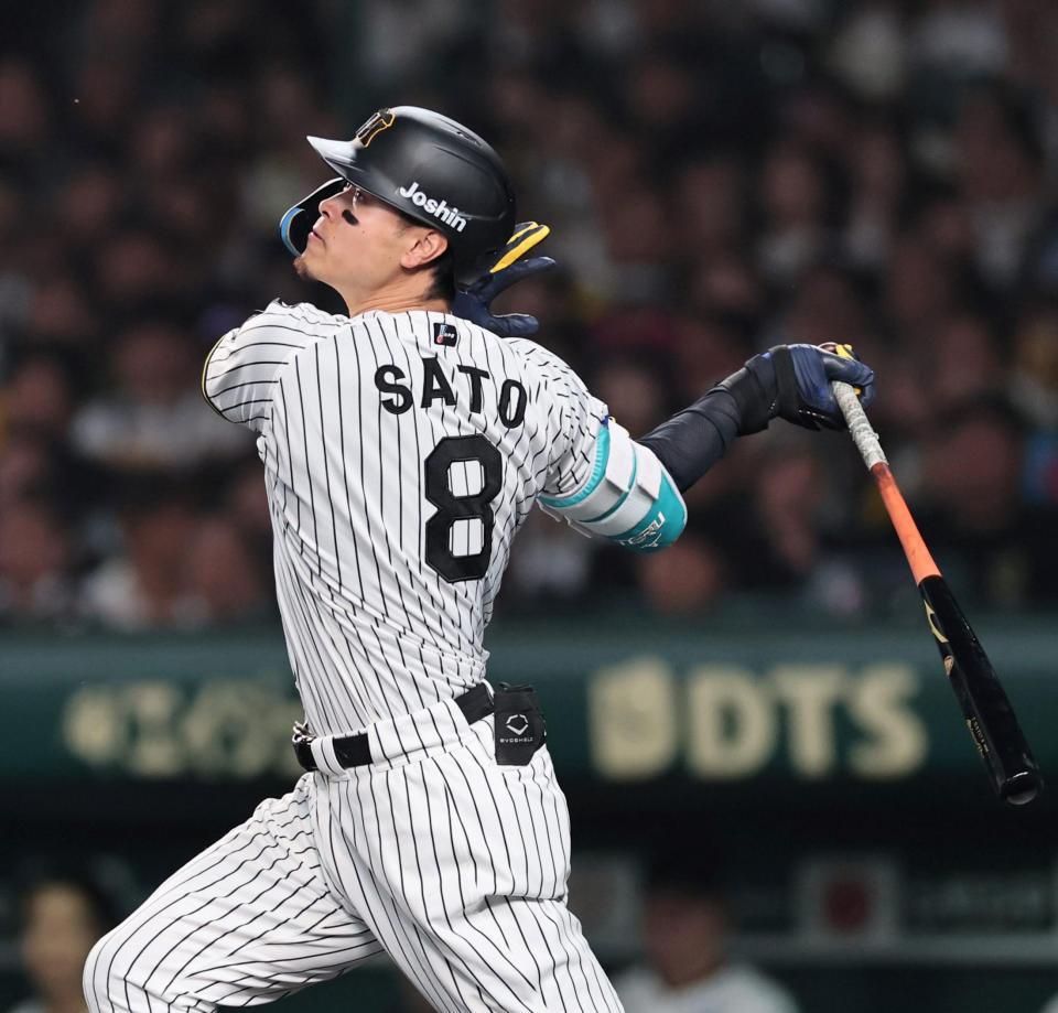 阪神・佐藤輝明が特大8号3ラン リーグ単独トップ 自己最多タイ
