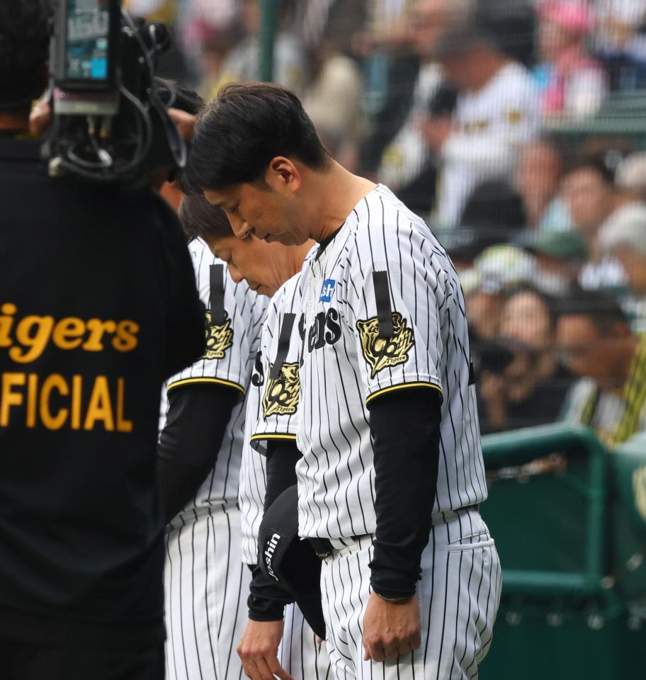 　小山正明さんを悼んで、試合前に黙とうする藤川監督ら阪神ナイン（撮影・山口登）