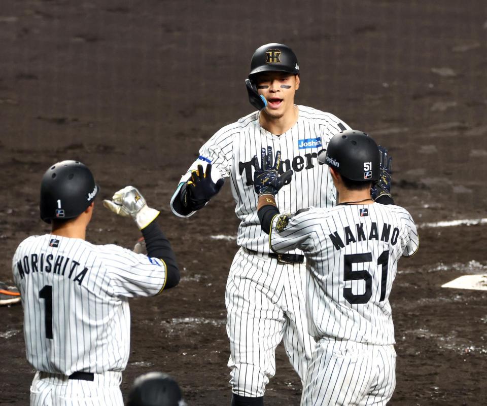 　３回、３ランを放ち生還する佐藤輝（中央）＝撮影・山口登