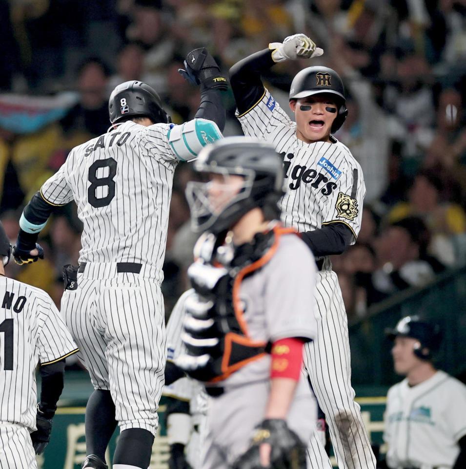 　３回、３ランの佐藤輝をジャンプして迎える森下（撮影・田中太一）