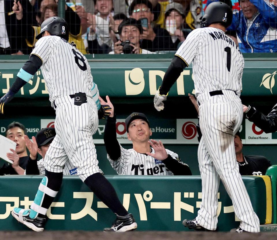 　３回、生還した佐藤輝と森下を出迎える藤川監督（撮影・田中太一）