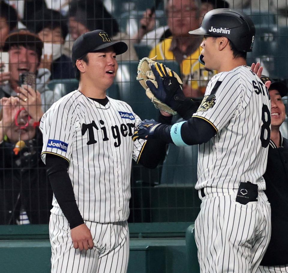 　３回、３ランを放った佐藤輝を迎える村上（撮影・田中太一）