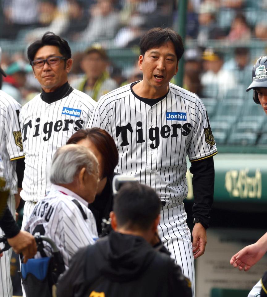 　ファーストピッチセレモニーを終えた江夏豊氏に歩み寄る藤川監督（右）＝撮影・山口登