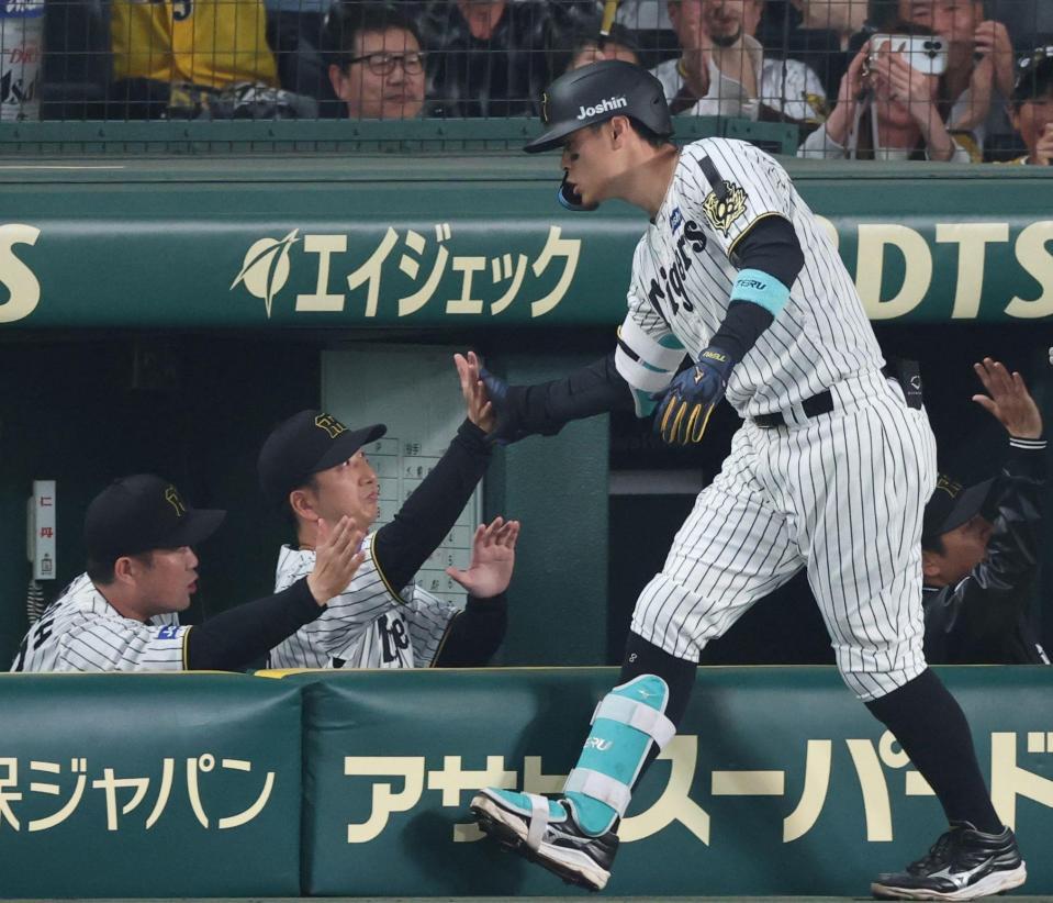 　３回、センターへ３ランを放った佐藤輝（右）を迎える藤川監督（撮影・中田匡峻）