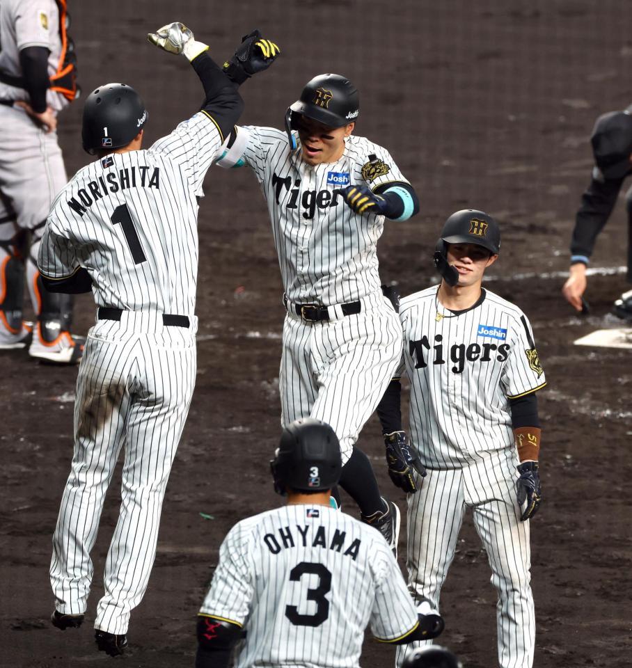 　３回、３ランを放ち生還する佐藤輝（中央）＝撮影・山口登