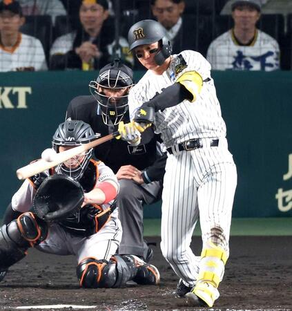 　５回、猛打賞となる左前打を放つ森下