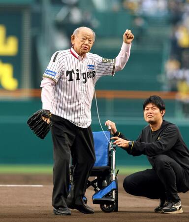 阪神OB江夏豊氏 聖地帰還「甲子園はふるさと」 車いすから立ち上がってサプライズ始球式、捕手役の田淵氏涙「泣けてくるね」