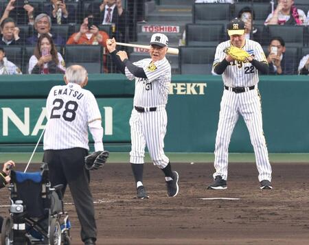 　打席に立つ掛布ＯＢ会長、捕手の田淵氏（撮影・中田匡峻）