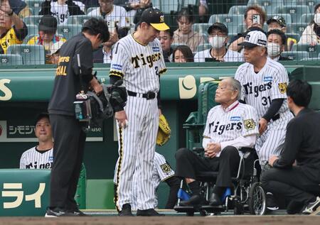 　藤川監督（左）が見守る中、グラウンドに姿を見せた田淵幸一氏、江夏豊氏、掛布雅之氏＝２５日