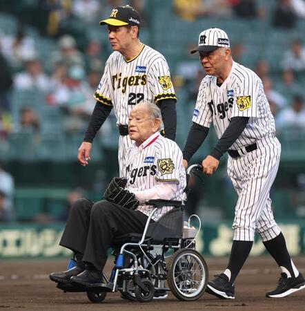 　ファーストピッチセレモニーを務め、退場する江夏豊氏（左下）、田淵幸一氏（左上）、掛布雅之氏＝２５日