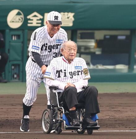 　掛布雅之ＯＢ会長（奥）とマウンドに向かう江夏豊氏＝２５日