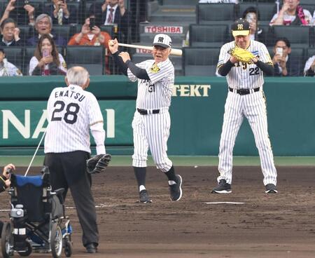 　ファーストピッチセレモニーで打席に立つ掛布雅之ＯＢ会長、捕手の田淵幸一氏、投手は江夏豊氏＝２５日