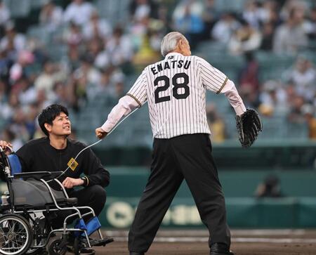 　２８番を背負い、ファーストピッチセレモニーを行う江夏豊氏＝２５日