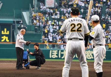 　ファーストピッチセレモニーをする江夏豊氏＝２５日
