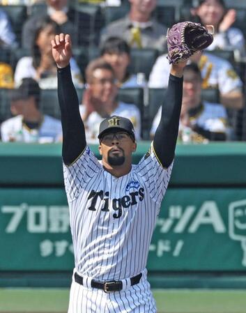 　２回、キャベッジを見逃し三振に斬り、腕を伸ばすデュプランティエ（撮影・中田匡峻）