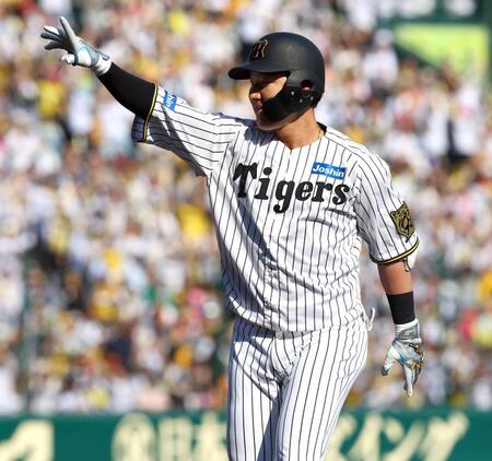 　５回、同点適時打を放ちベンチにポーズを送る渡辺（撮影・山口登）