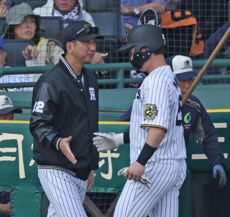 　５回裏の攻撃を終え、同点適時打を放った渡辺（右）とタッチを交わす藤川監督（撮影・中田匡峻）