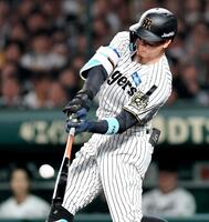 　３回、３ランを放つ佐藤輝（撮影・田中太一）