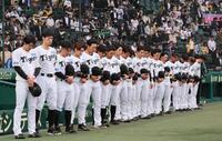 　試合前、黙とうを捧げる阪神ナイン
