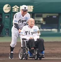 　掛布雅之ＯＢ会長（奥）とマウンドに向かう江夏豊氏＝２５日