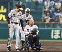 　田淵幸一氏（左）と掛布雅之ＯＢ会長（後方）にエスコートされる江夏豊氏＝２５日