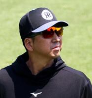 　バックスクリーンを見上げる藤川監督（撮影・立川洋一郎）