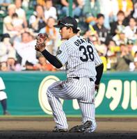 　８回、小幡はキャベッジの打球を好捕する（撮影・山口登）