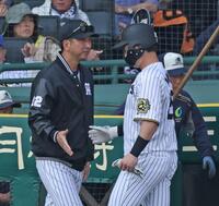 　５回裏の攻撃を終え、同点適時打を放った渡辺（右）とタッチを交わす藤川監督（撮影・中田匡峻）