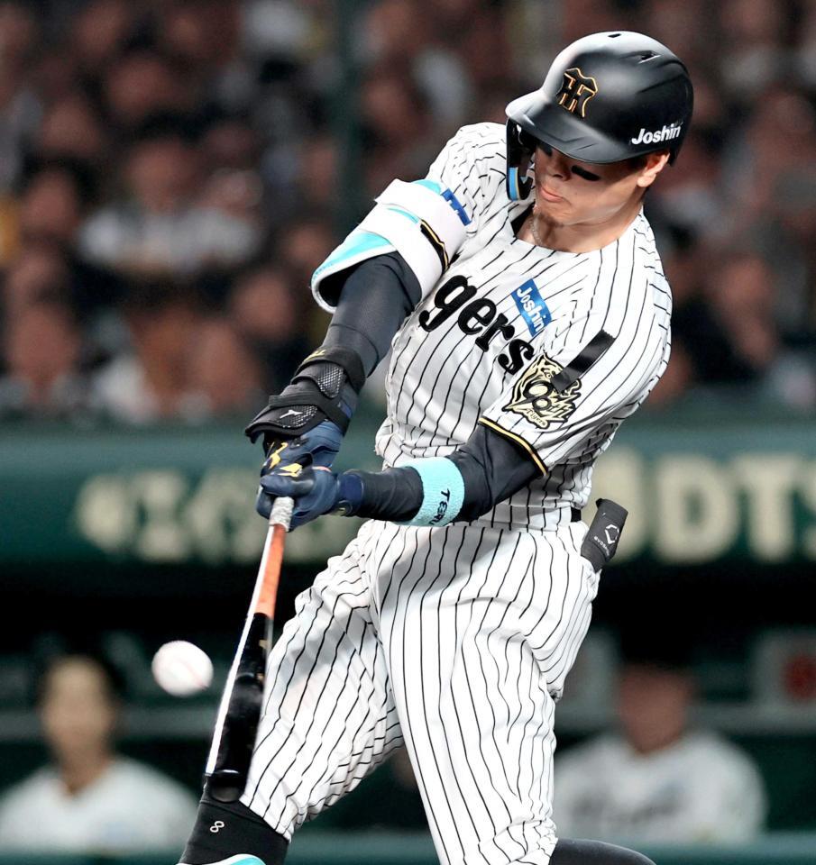 　３回、３ランを放つ佐藤輝（撮影・田中太一）