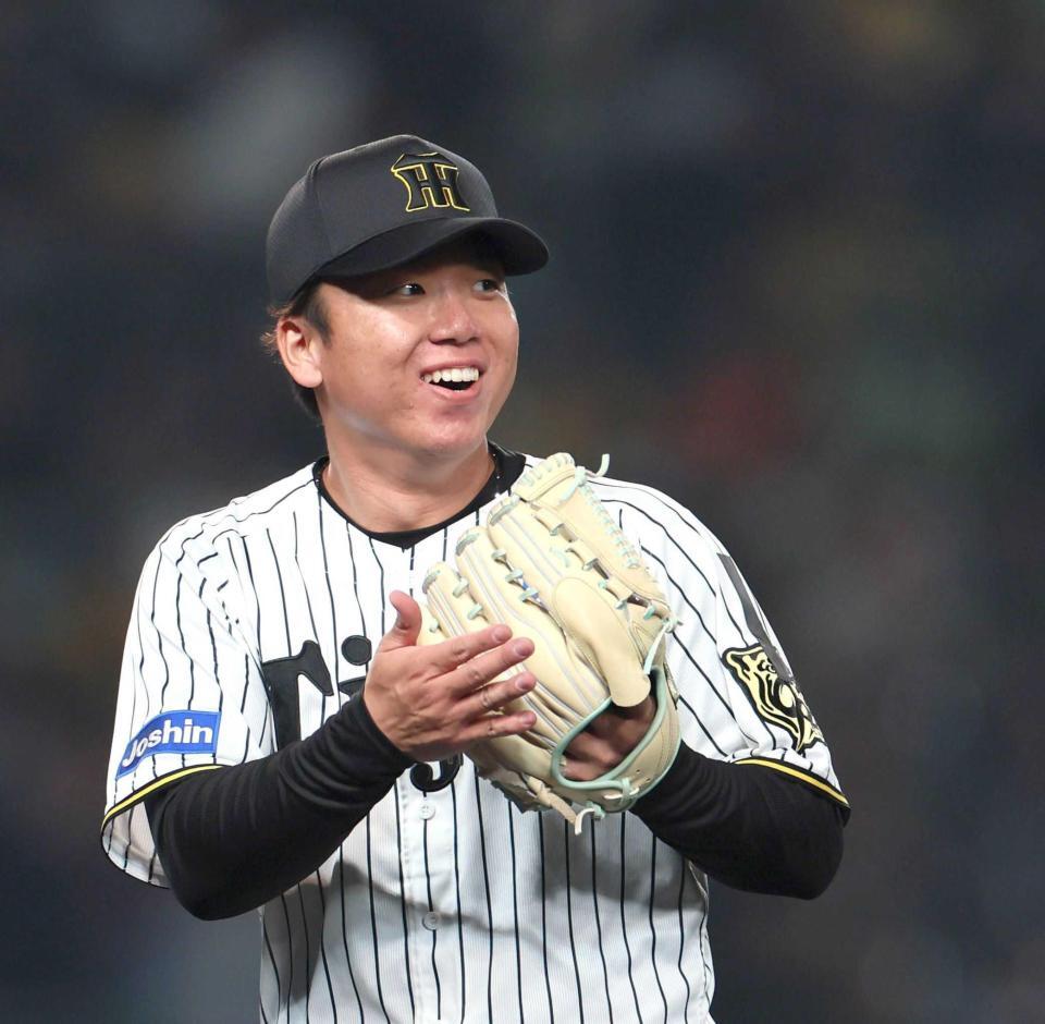 　７回、中山を打ち取り、笑顔でグラブをたたく村上（撮影・北村雅宏）