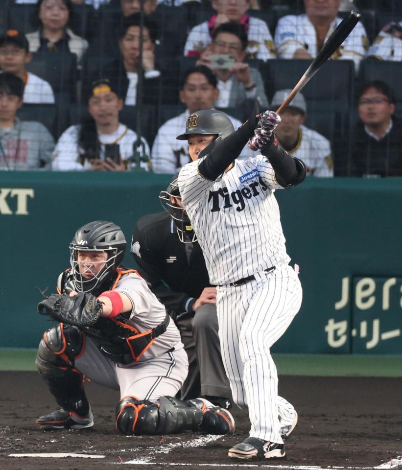 　１回、右前に先制適時打を放つ大山（撮影・中田匡峻）