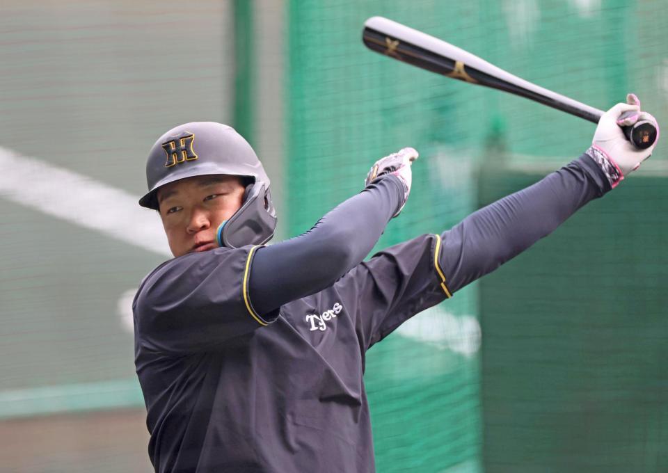 　試合前、打撃練習する大山（撮影・北村雅宏）