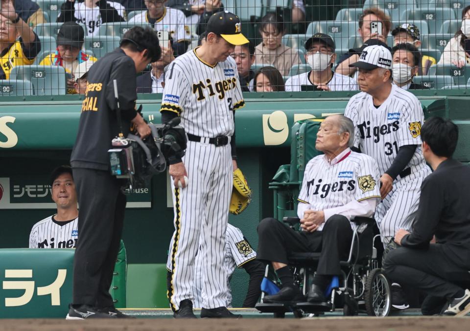 　藤川監督（左）が見守る中、グラウンドに姿を見せた田淵幸一氏、江夏豊氏、掛布雅之氏＝２５日